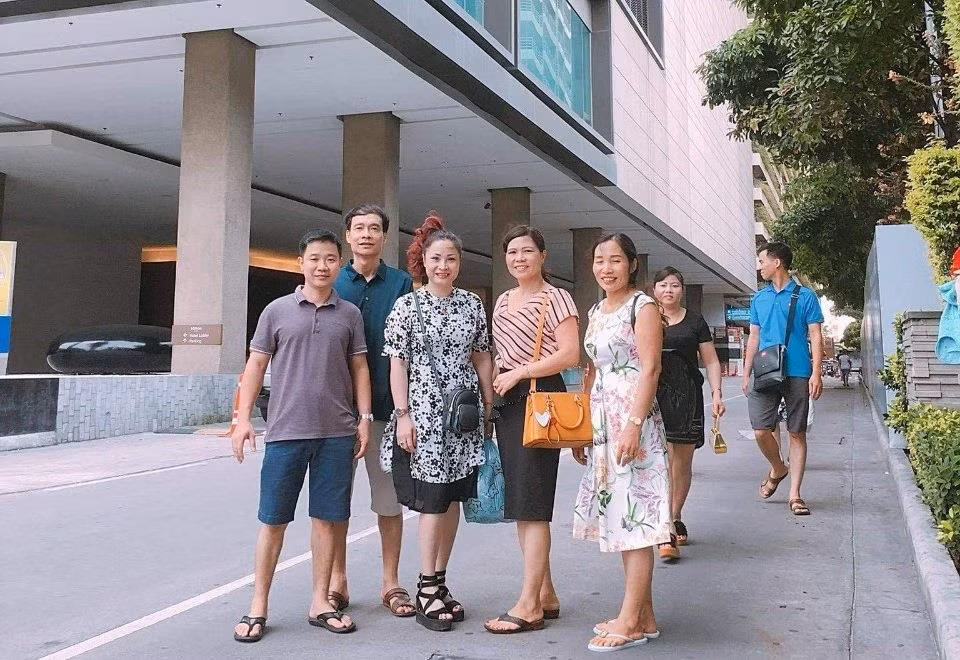 Bà Hương chụp ảnh cùng ông Huân, Phó trưởng Phòng Giáo dục và đào tạo huyện Thuận Thành (thứ 2 từ trái sang) và thầy cô giáo trong chuyến tham quan. Ảnh: NVCC. Bà Hương chụp ảnh cùng ông Huân, Phó trưởng Phòng Giáo dục và đào tạo huyện Thuận Thành (thứ 2 từ trái sang) và thầy cô giáo trong chuyến tham quan. Ảnh: NVCC.