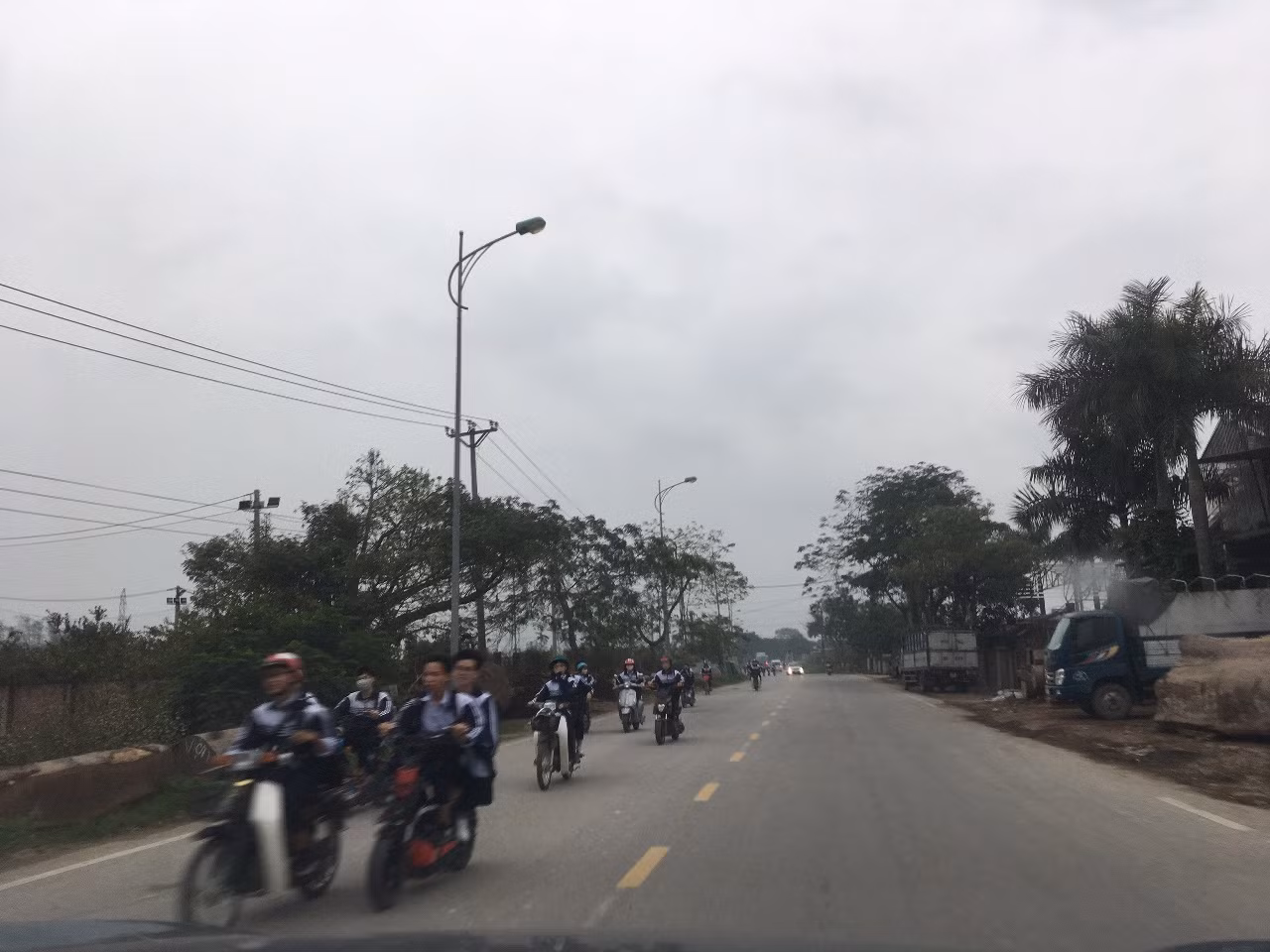 Học sinh Trường trung học phổ thông Liên Hà (Đông Anh, Hà Nội) dàn hàng ngang, đầu không đội mũ bảo hiểm tham gia giao thông. Ảnh: Vũ Phương.