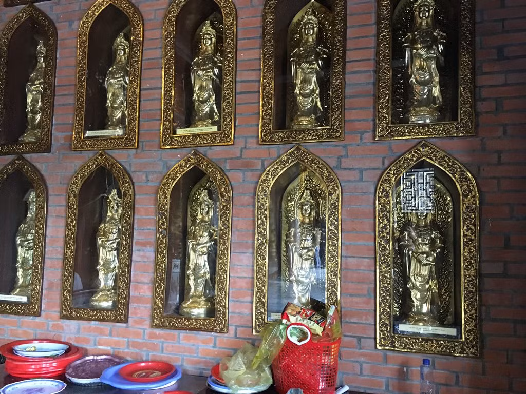 Để được ghi danh vào một ô để tượng phật như thế này, người dân phải chi 10 triệu đồng cung tiến. Ảnh: Vũ Phương.