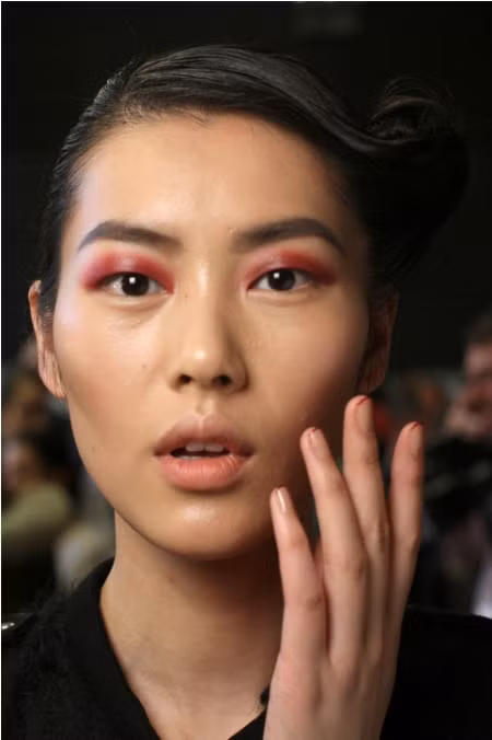 Sơn móng màu nude Điều bất ngờ là màu sơn móng nude trắng và nude hồng hóa ra lại là xu hướng hot của năm khi liên tục xuất hiện trên các sàn diễn thời trang lớn. Một chút sáng tạo với phần đầu móng viền đỏ mảnh như trong show của Donna Karan đủ tạo cho bạn sự khác biệt và độc đáo cần thiết.