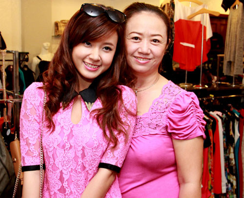 Midi khá giống mẹ của mình, cả nụ cười tỏa sáng, gương mặt thánh thiện và cả 'style màu hồng'