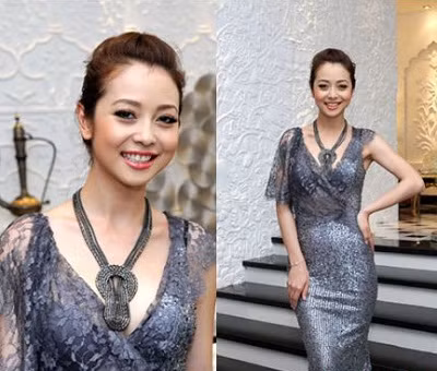 Với cách trang điểm gam màu nhẹ nhàng, bộ trang phục lấp lánh càng tôn thêm vẻ đẹp rạng ngời của bà mẹ một con.