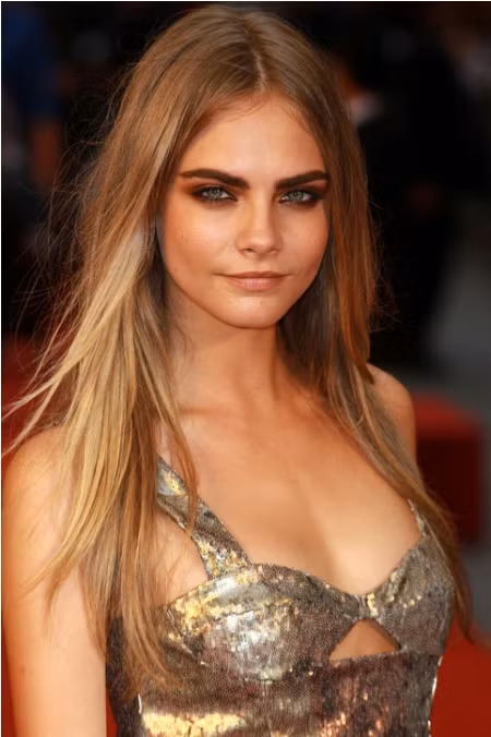 Lông mày dày đậm Người mẫu Cara Delevingne và nhiều người đẹp với cặp lông mày dày đậm quyến rũ đầy sức sống chính là nguồn truyền cảm hứng cho rất nhiều phụ nữ để lông mày tự nhiên thay vì cạo nhổ thường xuyên. Đây là một trong những xu hướng lớn của năm.