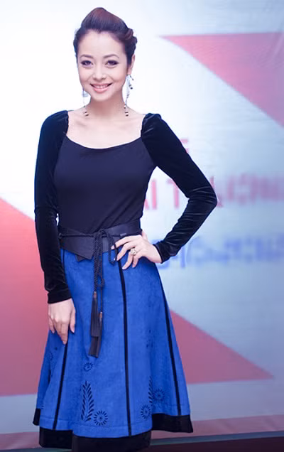 Jennifer Phạm trong bộ trang phục kín đáo hiếm thấy.