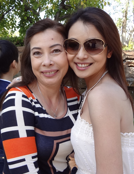 Tuy gương mặt bà đã hằn vết thời gian, nhưng vẫn dễ dàng nhận thấy Jennifer Phạm được hưởng khá nhiều nét từ mẹ
