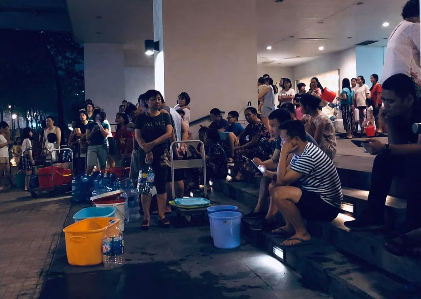 Ai chịu trách nhiệm cho những đêm vật vã trong cơn khát nước sạch cho một bộ phận người dân Hà Nội? (Ảnh: Vũ Ninh)