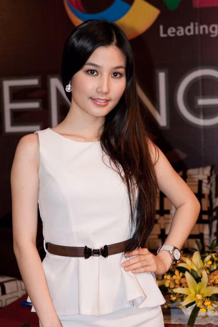 Diễm My 9x chọn một bộ váy trắng nhẹ nhàng.