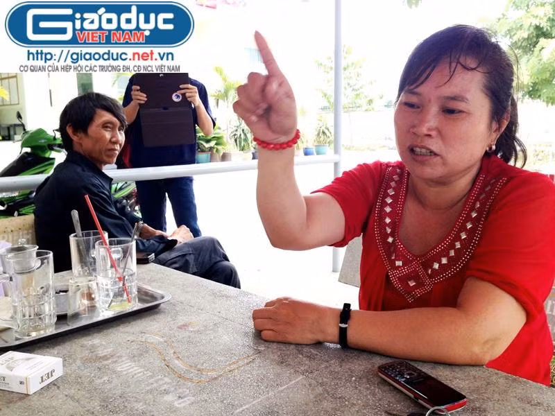 Bà Lê Thị Tuyết đang "kể tội" chồng với phóng viên. Bà vợ này cho biết chỉ gọi chồng bằng "mày, tao" từ khi phát hiện chồng ngủ ở nhà bà Phạm Thị Bình. Ảnh: Dương Cầm Bà Lê Thị Tuyết đang "kể tội" chồng với phóng viên. Bà vợ này cho biết chỉ gọi chồng bằng "mày, tao" từ khi phát hiện chồng ngủ ở nhà bà Phạm Thị Bình. Ảnh: Dương Cầm