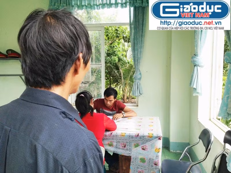 Ông Lê Đình Phú đứng tần ngần bên ngoài xem chừng người vợ "dữ dội" của mình trình bày sự việc với công an thành phố Thủ Dầu Một. Ảnh: Dương Cầm Ông Lê Đình Phú đứng tần ngần bên ngoài xem chừng người vợ "dữ dội" của mình trình bày sự việc với công an thành phố Thủ Dầu Một. Ảnh: Dương Cầm