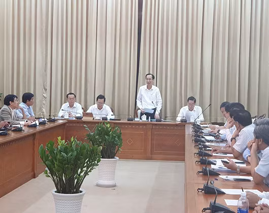 Phó Chủ tịch thường trực Ủy ban nhân dân Thành phố Hồ Chí Minh phát biểu tại buổi họp (ảnh: P.L)
