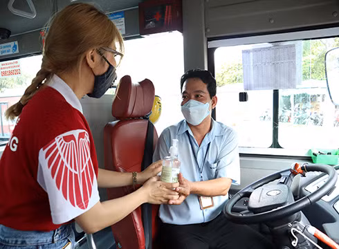 Trao tặng nước rửa tay sát khuẩn cho tài xế, tiếp viên xe buýt (ảnh: HIU) Trao tặng nước rửa tay sát khuẩn cho tài xế, tiếp viên xe buýt (ảnh: HIU)