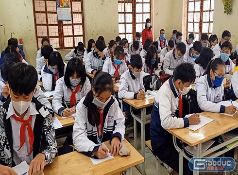 Học sinh đeo khẩu trang khi đến lớp (ảnh minh họa: giaoduc.net.vn) Học sinh đeo khẩu trang khi đến lớp (ảnh minh họa: giaoduc.net.vn)