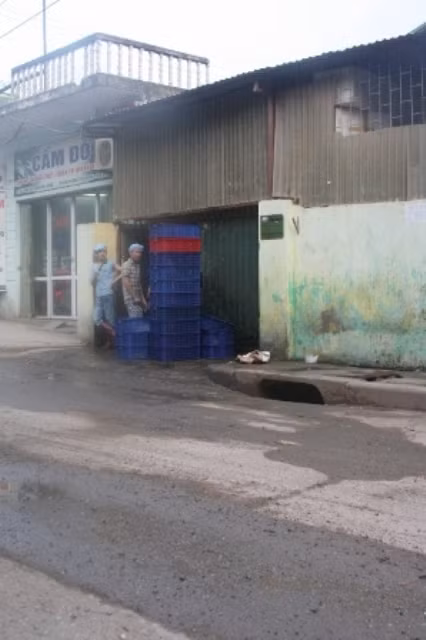 Điểm sản xuất kem cốm Tràng Tiền 35 (Số 1 phố Thanh Đàm, Hoàng Mai - Hà Nội). Ông Hoàng Việt Long cho biết đây là nơi sản xuất ra cây kem mà khách hàng Lê Thị Hoài Nam phản ánh. có ruồi chết bên trong.