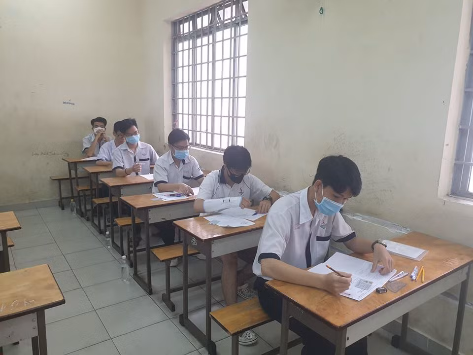 Bị chấn thương tay phải, nhưng em Đình Quân vẫn quyết tâm đi thi tốt nghiệp (ảnh: P.L) Bị chấn thương tay phải, nhưng em Đình Quân vẫn quyết tâm đi thi tốt nghiệp (ảnh: P.L)