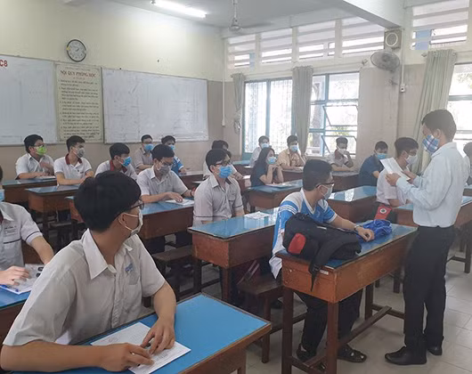 Thí sinh được giám thị điểm danh, phổ biến quy chế thi (ảnh: P.L)