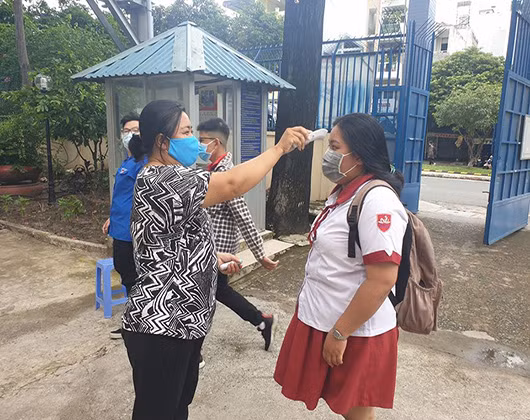 Thí sinh được đo thân nhiệt trước khi vào điểm thi Trần Phú (ảnh: P.L)