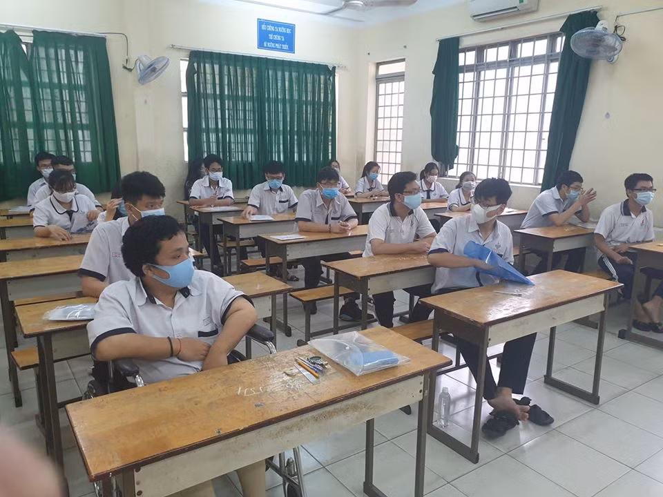 Em Nguyễn Văn Tâm đến điểm thi bằng xe lăn (ảnh: P.L) Em Nguyễn Văn Tâm đến điểm thi bằng xe lăn (ảnh: P.L)