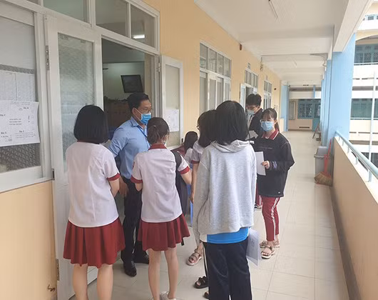 Một số học sinh thiếu các giấy tờ cần thiết, phải báo phòng hội đồng (ảnh: P.L)
