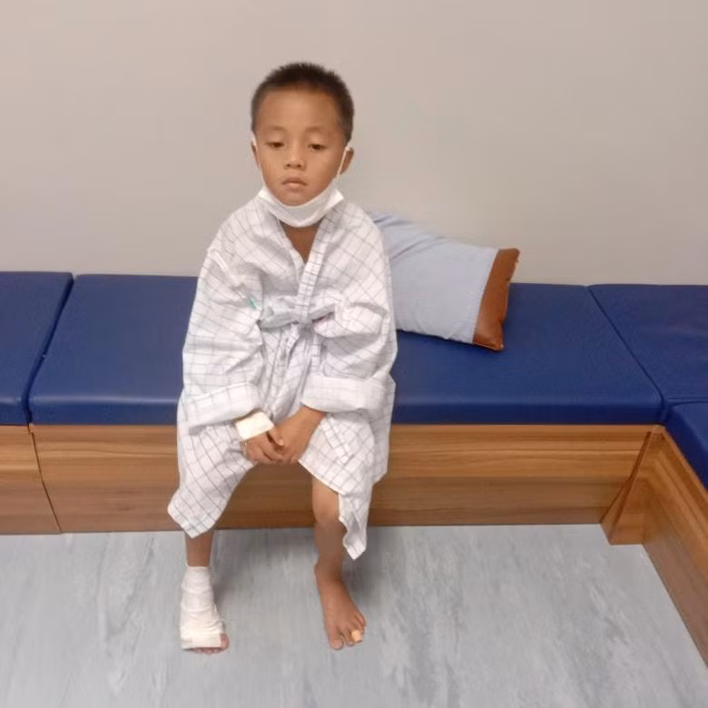 Sau cuộc phẫu thuật, Phần Minh Đức có thể có những bước chân bình thường như bao bạn khác. Ảnh cô giáo Khuyên cung cấp. Sau cuộc phẫu thuật, Phần Minh Đức có thể có những bước chân bình thường như bao bạn khác. Ảnh cô giáo Khuyên cung cấp.