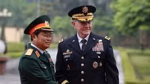 Thượng tướng Đỗ Bá Tỵ và Đại tướng Martin Dempsey. Ảnh: Defense News.