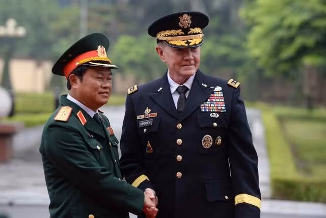 Thượng tướng Đỗ Bá Tỵ, Tổng tham mưu trưởng Quân đội Nhân dân Việt Nam tiếp Chủ tịch Hội đồng Tham mưu trưởng liên quân Mỹ Martin Dempsey. Thượng tướng Đỗ Bá Tỵ, Tổng tham mưu trưởng Quân đội Nhân dân Việt Nam tiếp Chủ tịch Hội đồng Tham mưu trưởng liên quân Mỹ Martin Dempsey.