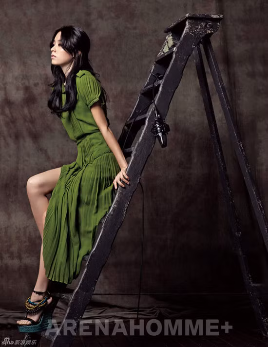 Han Hyo Joo không muốn tham gia vào sự cạnh tranh, cô nàng đổi sang tông màu xanh dịu dàng, duyên dáng.