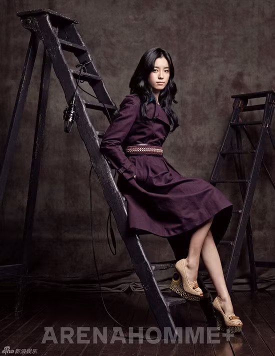 Trong khi đó Han Hyo Joo lại ngọt ngào, nữ tính với tông tím trầm mênh mang.