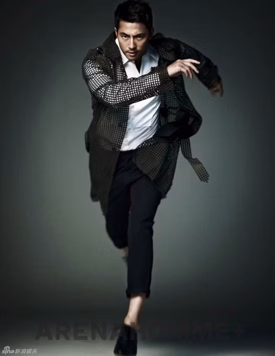 Nhưng chưa ngồi được ấm chỗ, anh chàng đã bị Jung Woo Sung lôi vào cuộc chạy đua nước rút về thời trang.