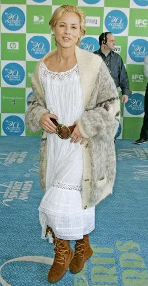 Nữ diễn viên Maria Bello mặc khó hiểu.