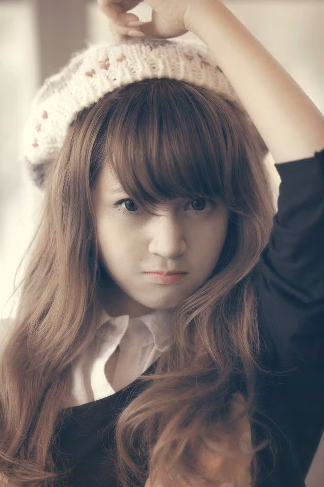 Mái tóc dài buông xõa, cô nàng nhí nhảnh tạo dáng trước ống kính photo.