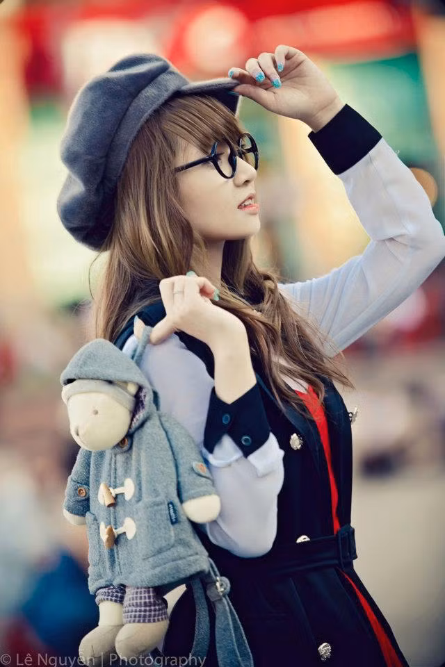 Cặp kính Đô rê mon tròn xinh trở thành "trang sức" khiến Macy Pine trở nên cute hơn. Gương mặt nhìn nghiêng dịu dàng, nữ tính lạ.