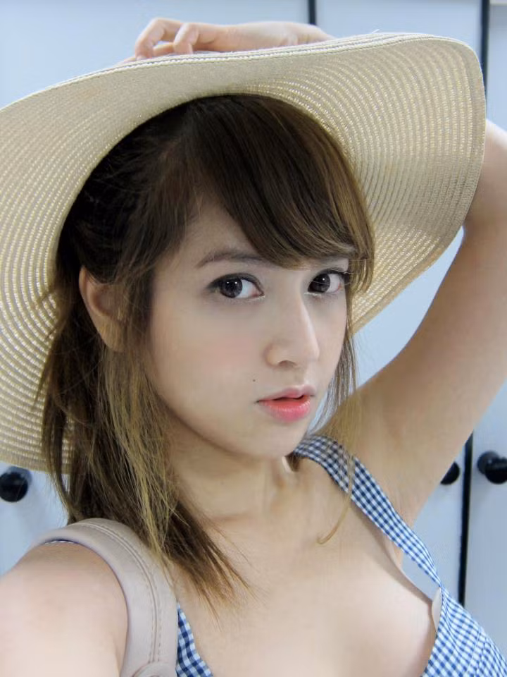 Gương mặt nhìn nghiêng trông rất xinh. Thủy Tiên nổi tiếng là mỹ nhân Việt có gương mặt khả ái, chiếc cằm thon xinh xắn, nhưng nếu nhìn thấy Macy Pine, chắc chắn bạn gái của Công Vinh sẽ phải ghen tỵ.