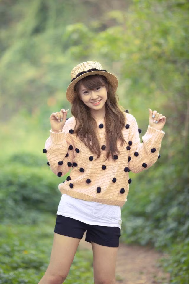 Dễ thương với áo len quả bông ngộ nghĩnh, và vẫn là style thời trang "trên đông dưới hè".