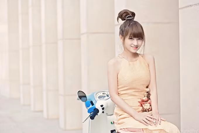 Tươi tắn, trẻ trung với tạo hình mới. Mái tóc cột cao khiến Macy Pine vừa lạ lẫm, vừa trong sáng, thơ ngây.