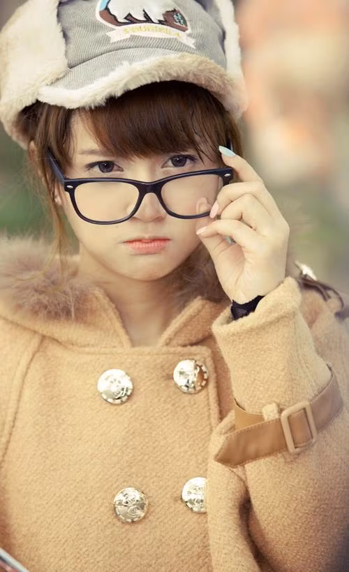 "Đóng bộ" búp bê xinh, cô nàng tạo biểu cảm rất ngộ nghĩnh, đáng yêu.