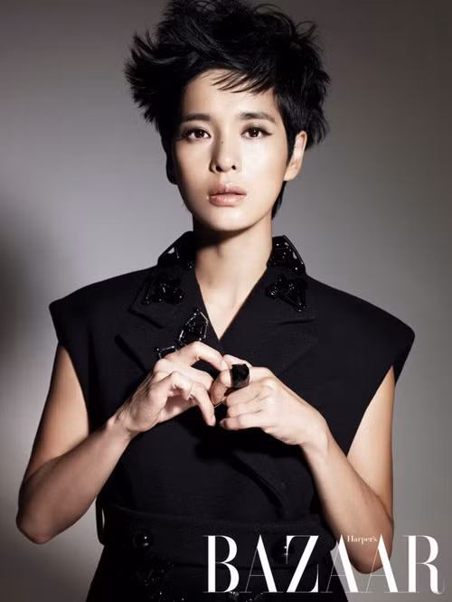 Năm 2012, cô tạo nên cú shock khi vào vai mẹ của Kim Hyun Joong (sinh năm 1987) trong phim truyền hình "Playful Kiss". Năm 2012, cô tạo nên cú shock khi vào vai mẹ của Kim Hyun Joong (sinh năm 1987) trong phim truyền hình "Playful Kiss".