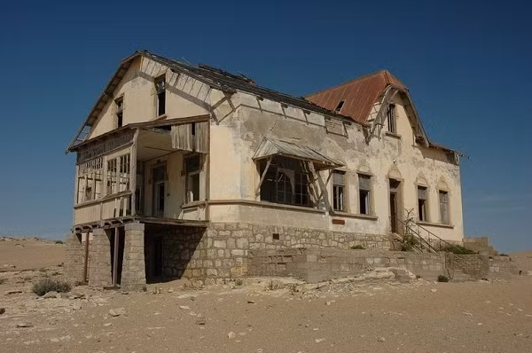 Khi nhắc đến Kolmanskop, người dân Namibia lại không khỏi tiếc nuối cho một thị trấn đã hoàn toàn hoang vắng và bị bỏ quên suốt gần một thế kỷ qua. Mặc dù vậy, nơi đây vẫn thu hút khách du lịch tới xem bởi vẻ kỳ bí và những huyền thoại được truyền miệng.