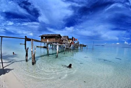 Nguồn gốc của những người Bajau, được kể trong thuyền thuyết, bắt đầu từ một cô công chúa tên là Johor người Malaysia bị cuốn trôi trong một trận lũ quét. Vua cha quá đau buồn đã ra lệnh cho một nhóm người ra khơi tìm kiếm công chúa cho đến khi nào tìm thấy nàng thì họ mới được trở về. Cuộc tìm kiếm thất bại nên đã hình thành lên bộ tộc du mục trên biển ngày nay.