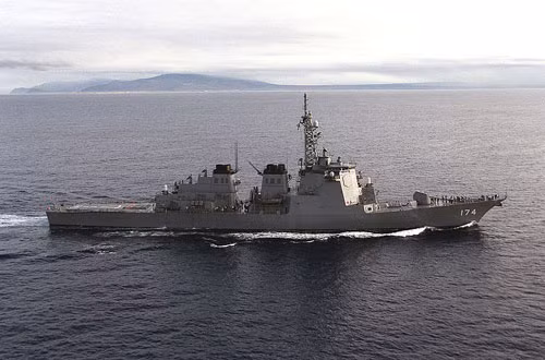 Khu trục hạm tên lửa lớp Kongo (4 tàu), được xem là một biến thể của lớp Arleigh Burke. Kongo có lượng giãn nước 9.500 tấn, dài 161m. Tàu cũng trang bị hệ thống chiến đấu tiên tiến Aegis của Mỹ. Hỏa lực tàu tương tự lớp Atago, nhưng ống phóng thẳng đứng chứa đạn tên lửa đối không tầm xa SM-2MR/SM-3 ít hơn, 90 ống.