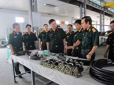 Các đại biểu tham quan phụ tùng vật tư của hệ thống trợ lực thủy lực xe tăng T-54/T-55 Các đại biểu tham quan phụ tùng vật tư của hệ thống trợ lực thủy lực xe tăng T-54/T-55