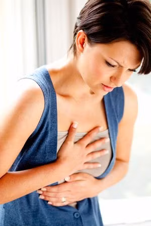 Đau ngực: Nếu bạn cảm thấy đau ngực nặng bên trái, hãy cảnh giác. Bởi đây là một triệu chứng khá phổ biến cũng như nổi bật của những cơn đau tim. Tuy nhiên, chỉ có 30% phụ nữ nhận thức được các cơn đau ngực trước khi cơn đau tim xảy ra. Vì vậy, chị em đặc biệt cần chú ý dấu hiệu này. Cơn đau sẽ lây lan đến vai, cổ, hàm và lưng.