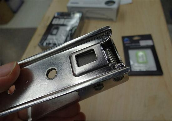 Bạn có thể cắt nanoSim rất nhanh với kìm chuyên dụng.