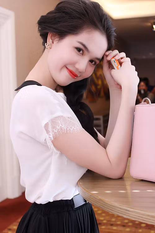 Làn da trắng của Ngọc Trinh nổi bật cùng màu son đỏ tươi