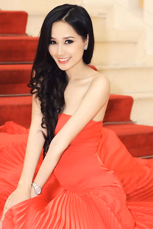 Mai Phương Thúy rất kiêu sa với son đỏ.