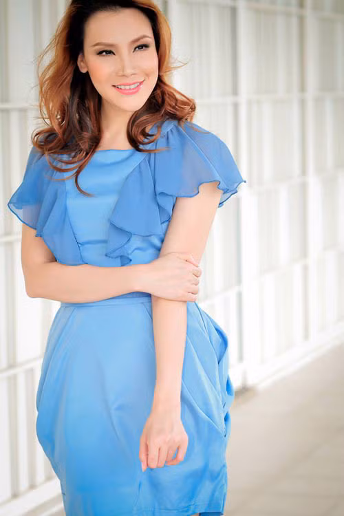 Nữ ca sĩ Hồ Quỳnh Hương vì quá lạm dụng dao kéo nên đã đánh mắt nét tự nhiên của khuôn mặt và nụ cười.