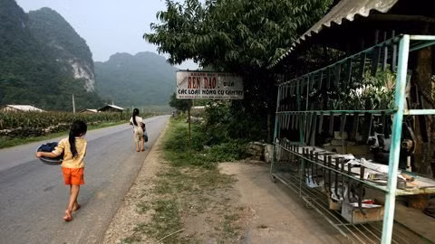 Phúc Sen nằm trải dài vài cây số bên quốc lộ 3 đoạn giữa đường đi từ thị xã Cao Bằng lên cửa khẩu Tà Lùng (Phục Hòa – Cao Bằng). Trên đoạn đường này người dân bày bán rất nhiều sản phẩm rèn nức tiếng ngay cạnh quốc lộ.