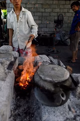 Than củi vẫn được những thợ rèn người Nùng An sử dụng để nung thép vì “Than củi nhiệt vừa đủ độ lại đều, không cao quá như than đá khiến thép khi tôi đạt được độ sắc bén, rắn mà không giòn, dẻo mà không mềm” anh Nông Tờ, một thợ rèn thâm niên trên 30 năm hé lộ chút bí quyết nhà nghề.