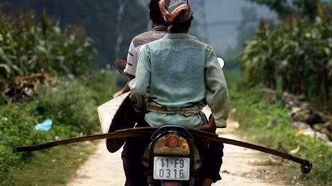 Một bí quyết nữa để cho ra những sản phẩm rèn nức tiếng của thợ rèn Phúc Sen đó là thép để rèn sản phẩm phải là thép nhíp ô tô được người dân mua ở làng chuyên buôn đồ đồng nát dưới huyện Vĩnh Tường – Vĩnh Phúc.