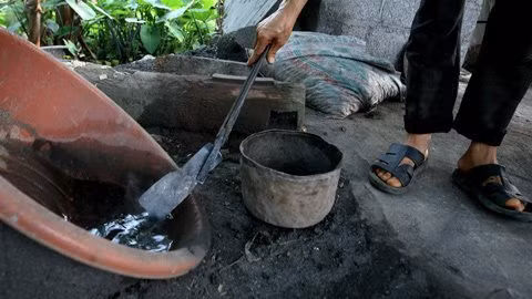 Để cho ra những sản phẩm được người dân trong, ngoài nước tin dùng, từ hàng trăm năm nay đòi hỏi một người thợ muốn tinh thông nghề phải mất ít nhất ba năm chuyên cần, nhẫn nại học hỏi người đi trước, đặc biệt khâu tôi thép vô cùng quan trọng với những kỹ năng tinh tế mà phải mất nhiều thời gian mới có được.