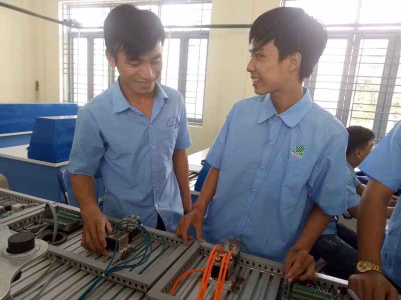 Bạn Nguyễn Văn Sanh (bên phải) đang thực hành nghề điện trong một giờ học tại trường Cao đẳng nghề Đà Nẵng. Bạn Nguyễn Văn Sanh (bên phải) đang thực hành nghề điện trong một giờ học tại trường Cao đẳng nghề Đà Nẵng.
